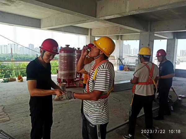 陜煤建設(shè)渭南分公司第一項(xiàng)目部：你戰(zhàn)高溫，我送清涼，這個(gè)夏天不服“暑”！