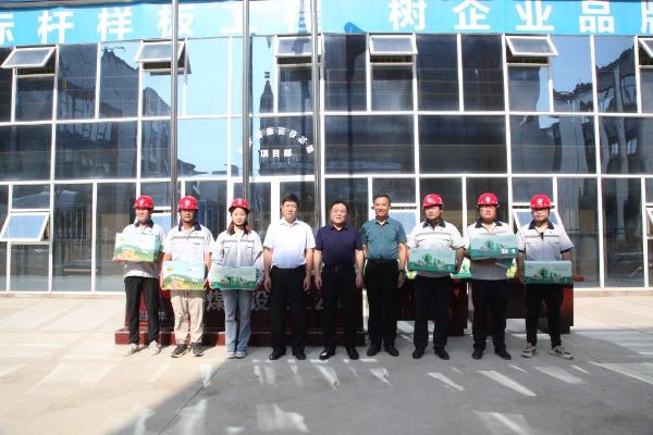 王明智深入重點(diǎn)項(xiàng)目開展“送清涼”慰問活動(dòng)