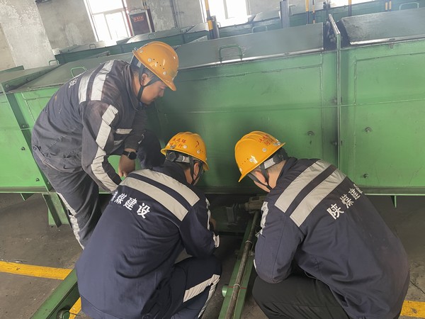 陜煤建設(shè)洗選煤運(yùn)營(yíng)公司神渭首端運(yùn)營(yíng)項(xiàng)目部: 精益求精抓細(xì)節(jié),心明眼亮保生產(chǎn)