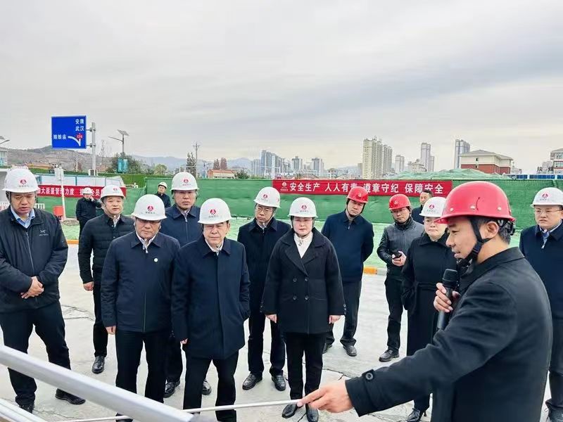 陜煤集團(tuán)黨委副書(shū)記、董事、總經(jīng)理趙福堂視察建設(shè)集團(tuán)承建的漢陰縣實(shí)驗(yàn)中學(xué)項(xiàng)目