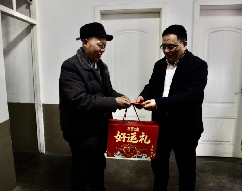 陜煤建設(shè)領(lǐng)導(dǎo)節(jié)前赴鄉(xiāng)村振興幫扶定點村開展走訪慰問活動