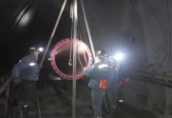 陜煤建設(shè)礦建二公司安裝項(xiàng)目部 :“鏖戰(zhàn)”王峰煤礦井下萬米管路安裝