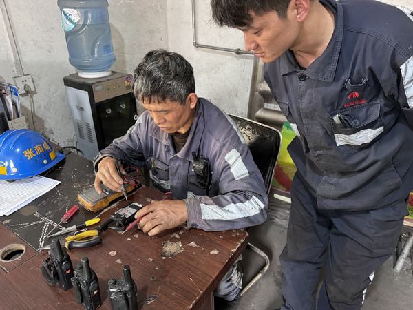 陜煤建設(shè)洗選煤運(yùn)營(yíng)公司紅柳林洗煤廠項(xiàng)目部:提高聯(lián)絡(luò)效率 讓“對(duì)講機(jī)”連好安全