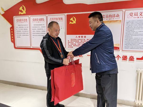 陜煤建設(shè)礦建二公司開(kāi)展“走訪慰問(wèn)勞模 弘揚(yáng)榜樣力量”慰問(wèn)勞模活動(dòng)