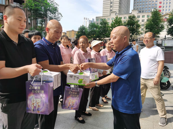 陜煤建設(shè)大秦置業(yè)公司:開(kāi)展“夏日送清涼 關(guān)懷暖人心”慰問(wèn)活動(dòng)