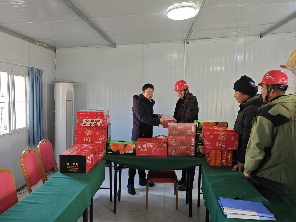 陜西彬長文家坡礦業(yè)有限公司副總經理、總工程師王飛深入天工公司基層項目部慰問