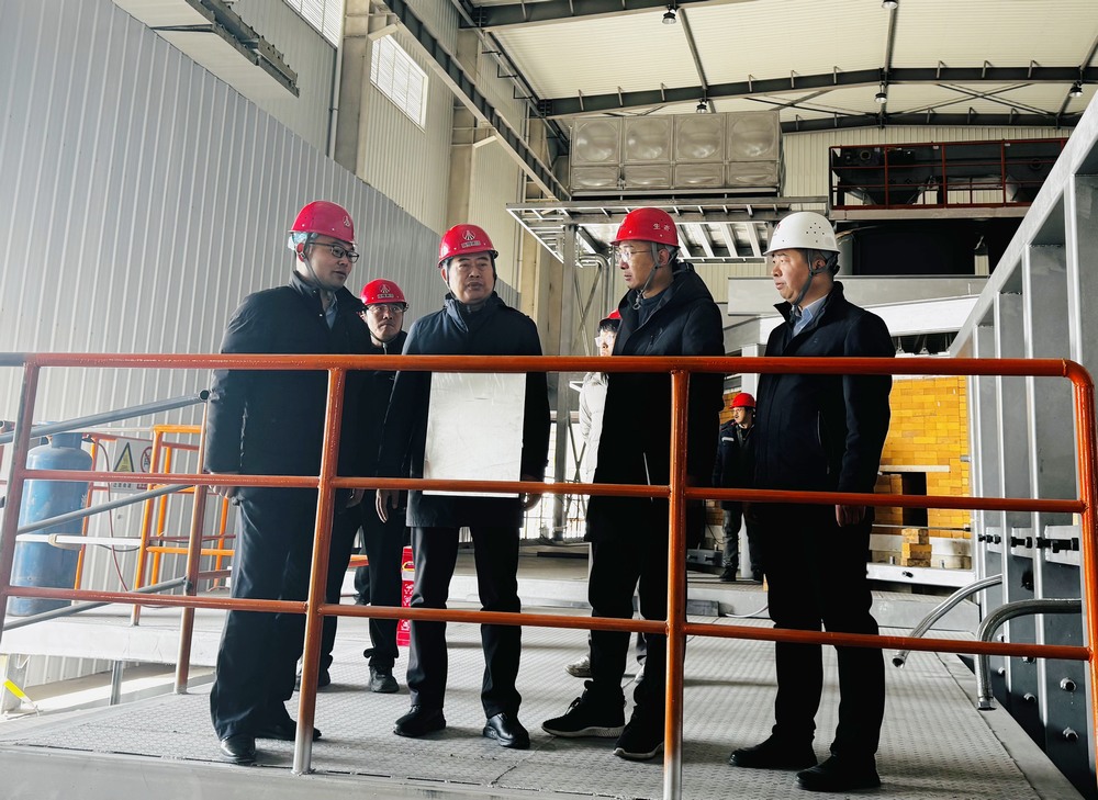 陜西建材科技集團黨委書記、董事長、總經理周紅深入天工公司基層項目部進行慰問