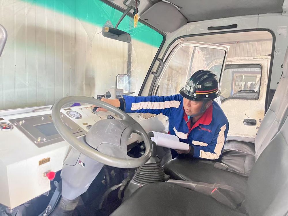 陜煤建設(shè)機(jī)電安裝公司檸條塔項(xiàng)目部：鐵肩擔(dān)重任的運(yùn)輸線"守門(mén)人"