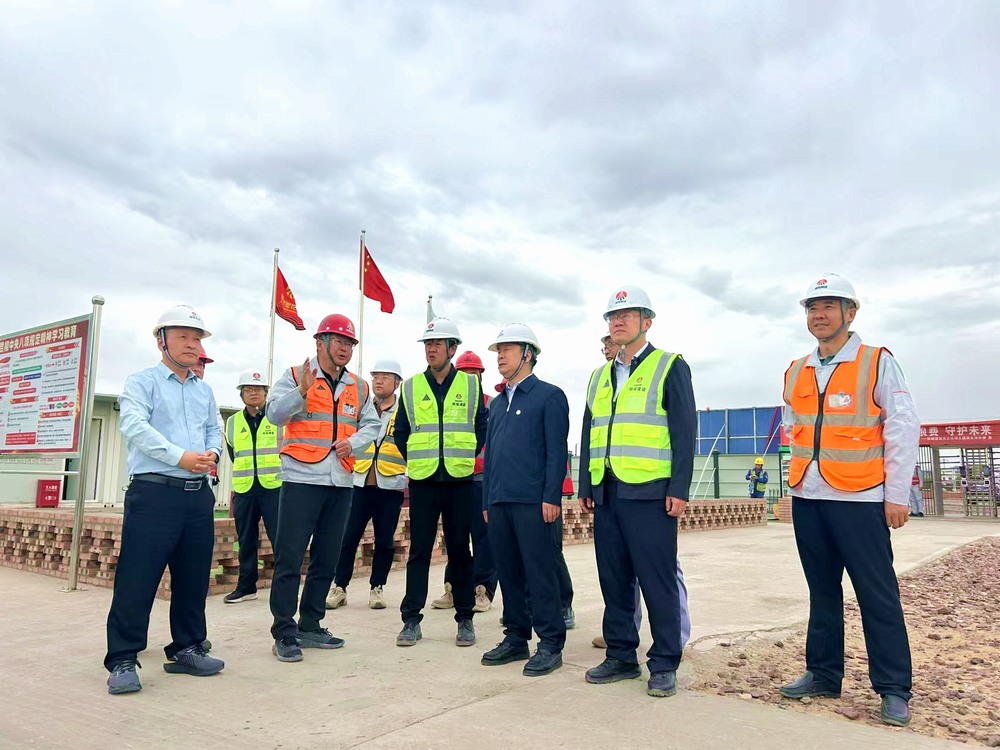 陜煤集團(tuán)工程總監(jiān)、基本建設(shè)管理部總經(jīng)理李仰東深入榆林化學(xué)二期項(xiàng)目檢查指導(dǎo)