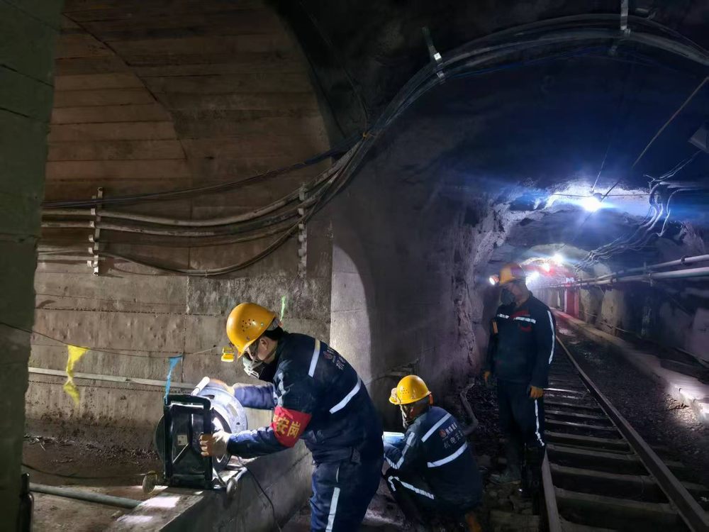 雙線發(fā)力筑防線 共護安全促發(fā)展