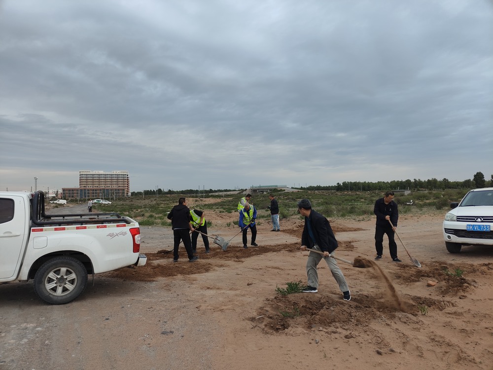 團(tuán)團(tuán)領(lǐng)航 青春筑路！陜煤青年突擊隊(duì)義務(wù)鋪就暖心路