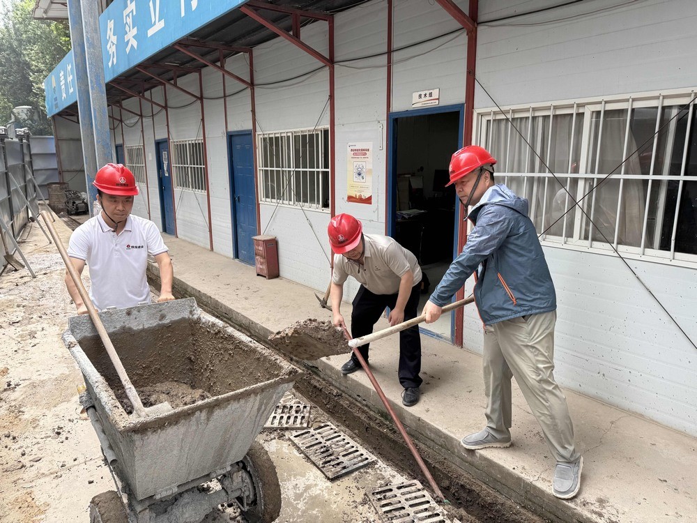 陜煤建設(shè)韓城分公司土建二項(xiàng)目部：黨團(tuán)攜手，筑牢雨季安全防線