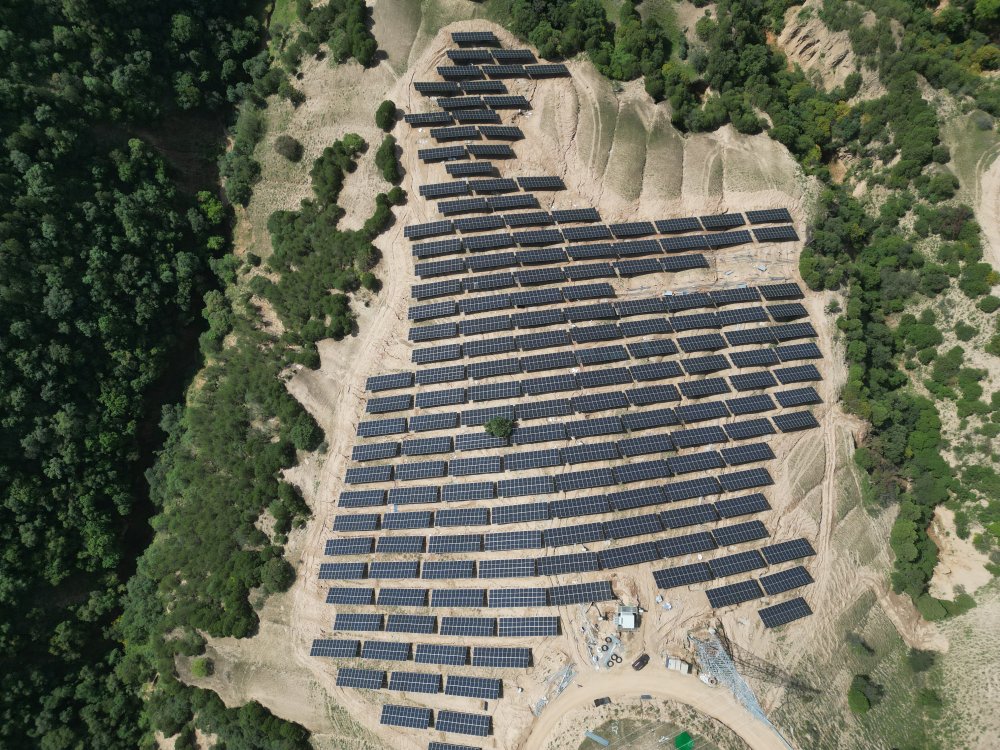 陜煤建設天工公司承建的安塞區(qū)鐮刀灣鎮(zhèn)100MW農光互補項目光伏廠區(qū)#2標段順利通過標段完工驗收