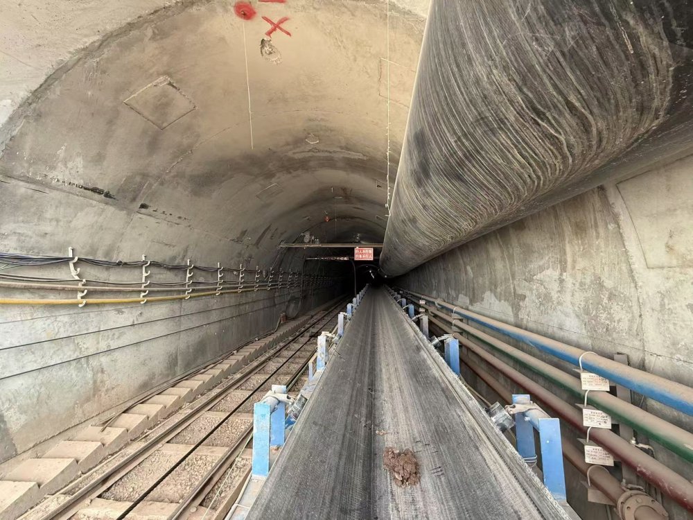 陜煤建設天工公司礦建六部:玻璃溝煤礦主斜井皮帶排矸系統(tǒng)試運轉一次成功