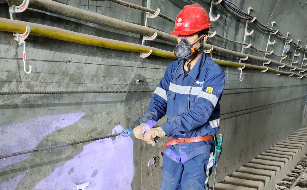 爬坡不用“喘粗氣”!玻璃溝煤礦行人助行裝置投運(yùn),省力更暖心